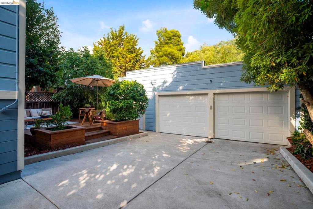Image 68 of property listing at 550 Vernon St, Oakland, CA 94610