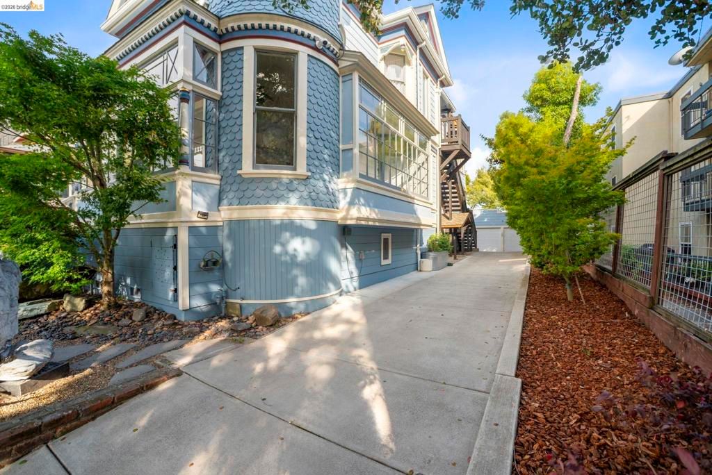 Image 80 of property listing at 550 Vernon St, Oakland, CA 94610