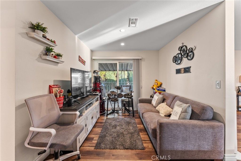 Image 14 of property listing at 1855 Riverside 195, Ontario, CA 91761