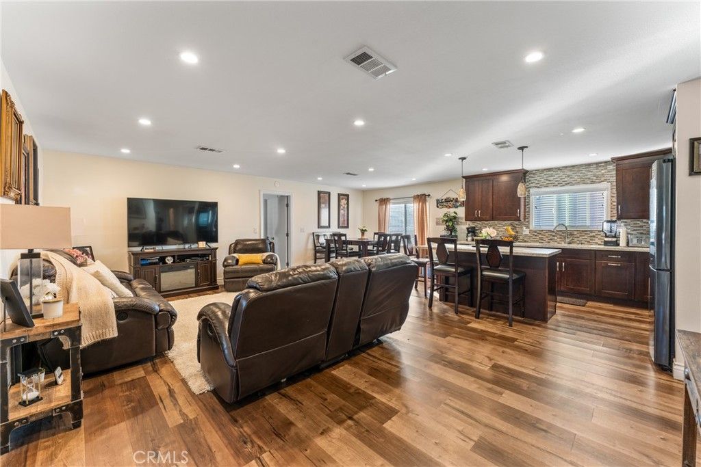 Image 6 of property listing at 1855 Riverside 195, Ontario, CA 91761