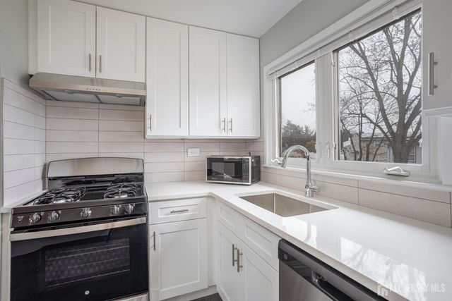 16 Outcalt Road, Middlesex, NJ 08817