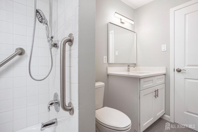 16 Outcalt Road, Middlesex, NJ 08817