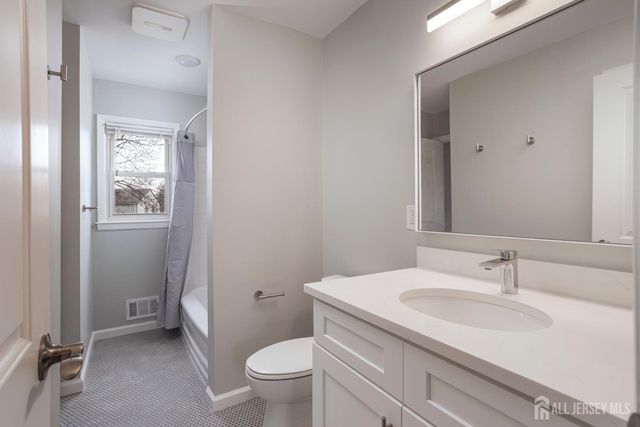 16 Outcalt Road, Middlesex, NJ 08817