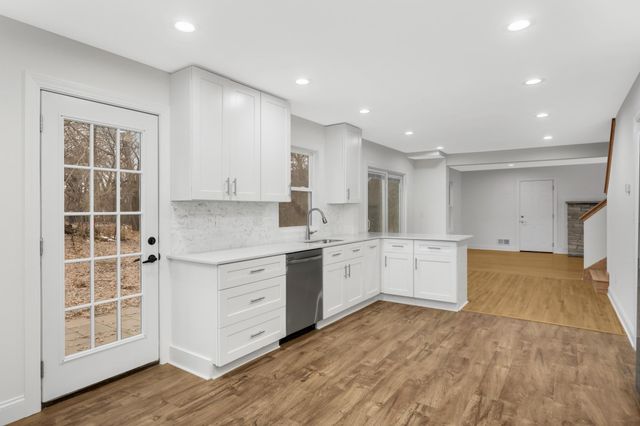 1077 Century Avenue S, Maplewood, MN 55119