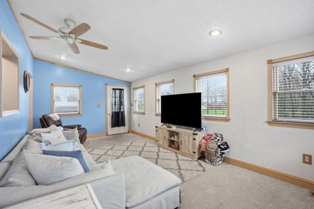 733 Mercer Rd, Beaver, PA 15010