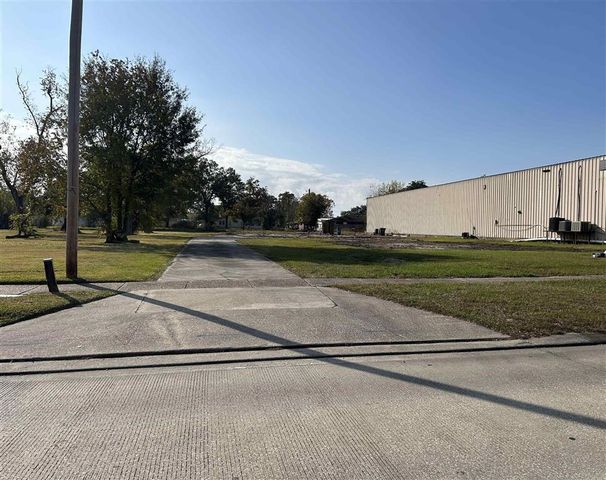 335 W College Street, Lake Charles, LA 70605