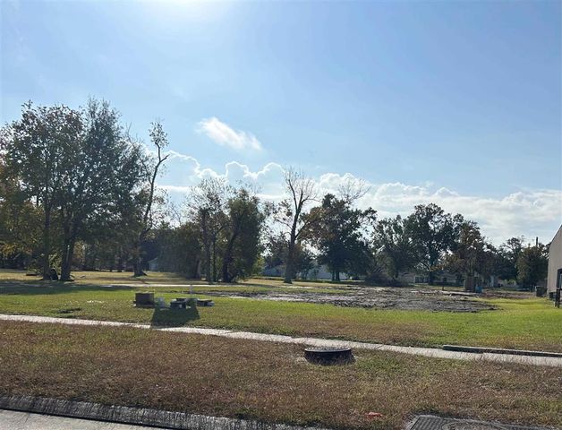 335 W College Street, Lake Charles, LA 70605