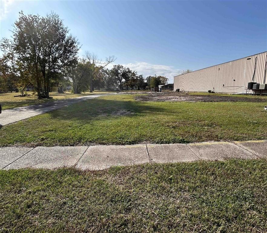 335 W College Street, Lake Charles, LA 70605