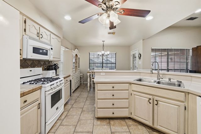 1825 Lois St, Kerrville, TX 78028