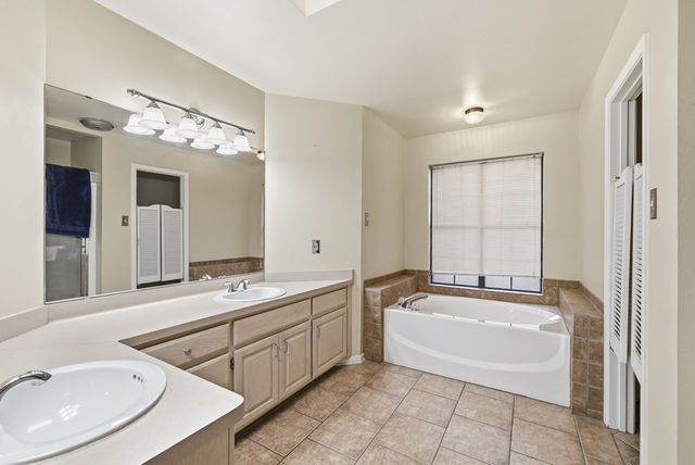 1825 Lois St, Kerrville, TX 78028