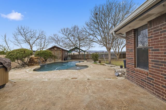 1825 Lois St, Kerrville, TX 78028