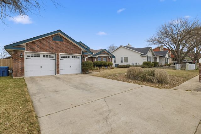 1825 Lois St, Kerrville, TX 78028