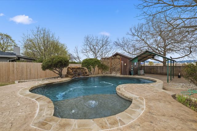 1825 Lois St, Kerrville, TX 78028