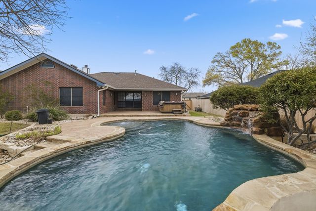 1825 Lois St, Kerrville, TX 78028