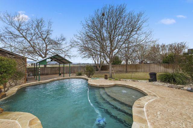 1825 Lois St, Kerrville, TX 78028