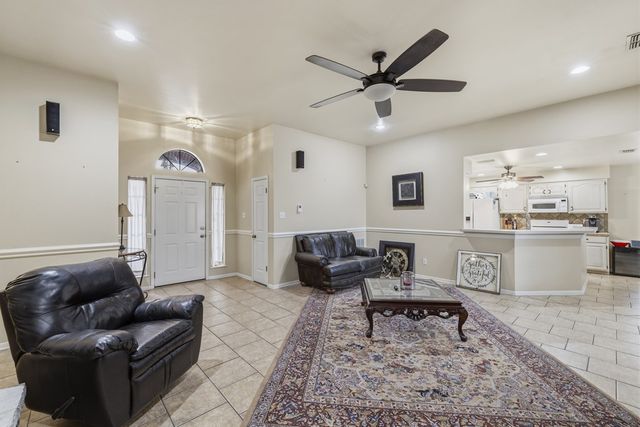 1825 Lois St, Kerrville, TX 78028