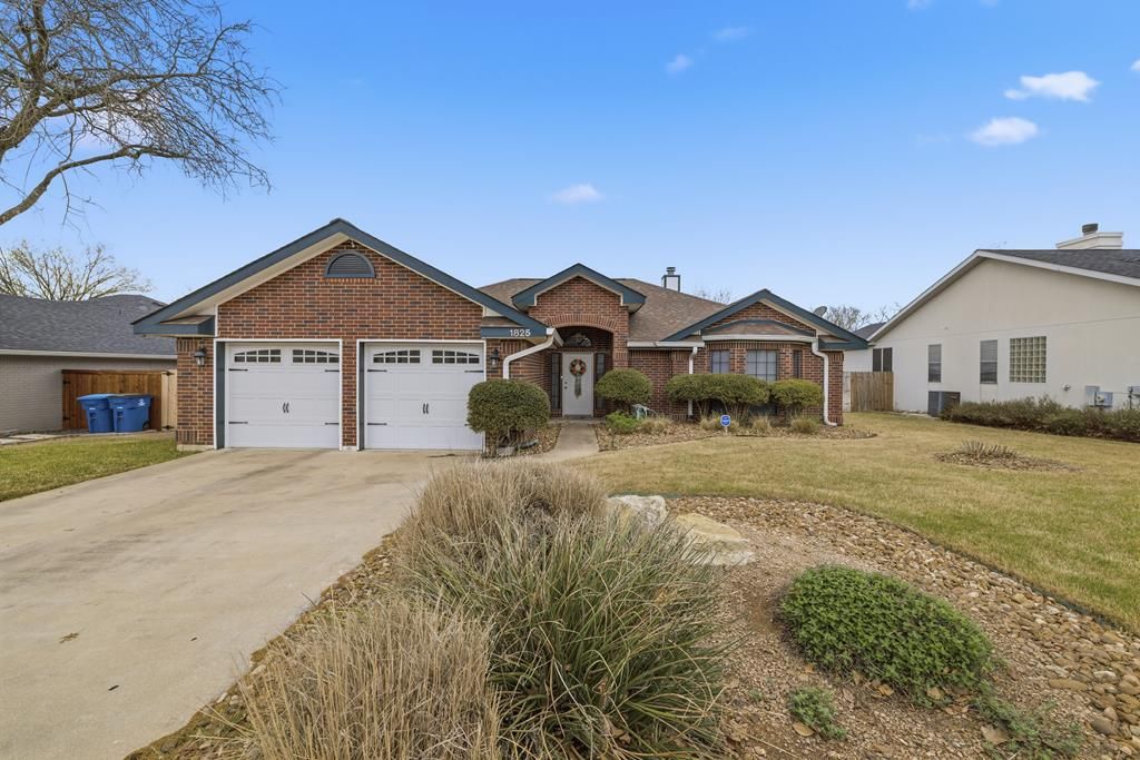 1825 Lois St, Kerrville, TX 78028