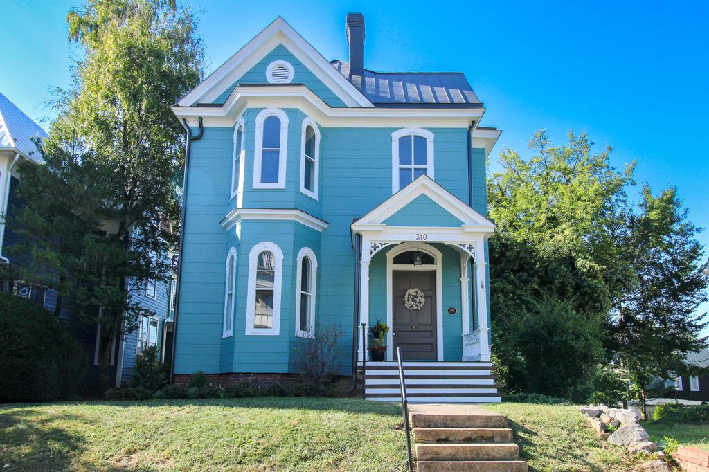 310 BERKELEY PL, Staunton, VA 24401