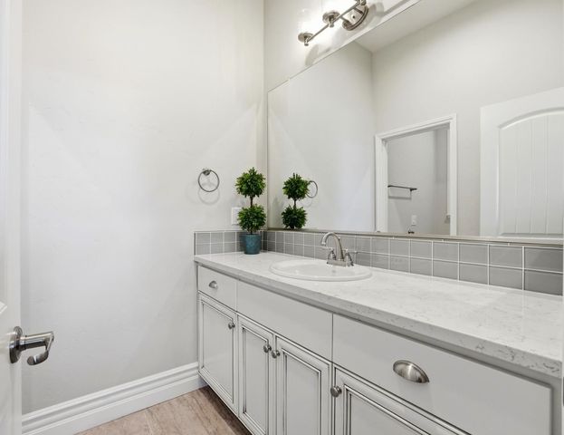 5025 Brightside Ln, Roseville, CA 95661