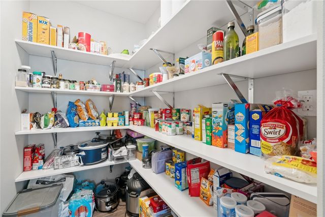 1264 Cedar Springs Dr, Marion, IA 52302