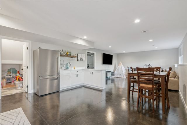 1264 Cedar Springs Dr, Marion, IA 52302