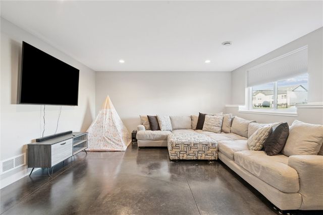 1264 Cedar Springs Dr, Marion, IA 52302