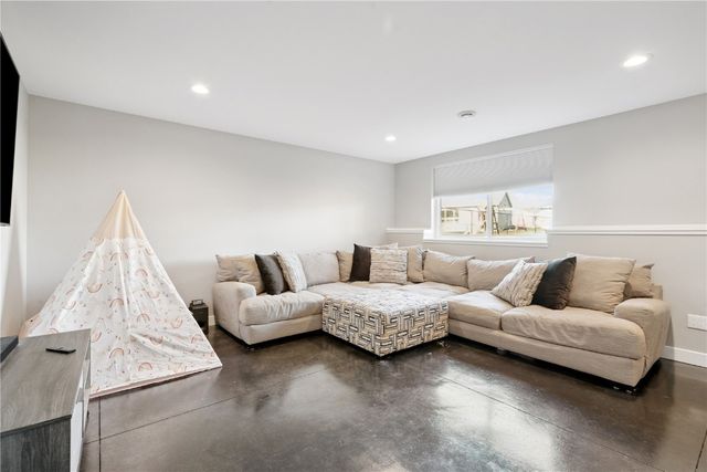 1264 Cedar Springs Dr, Marion, IA 52302