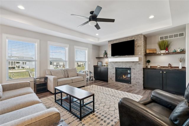 1264 Cedar Springs Dr, Marion, IA 52302