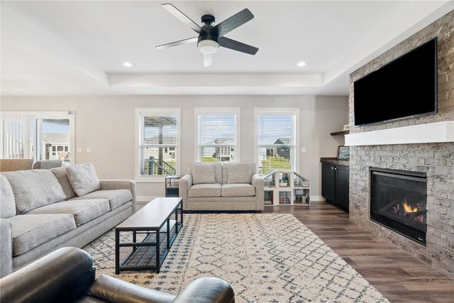 1264 Cedar Springs Dr, Marion, IA 52302