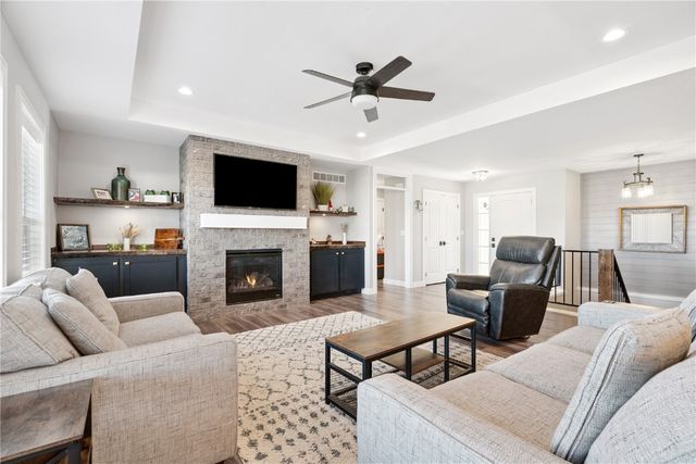 1264 Cedar Springs Dr, Marion, IA 52302