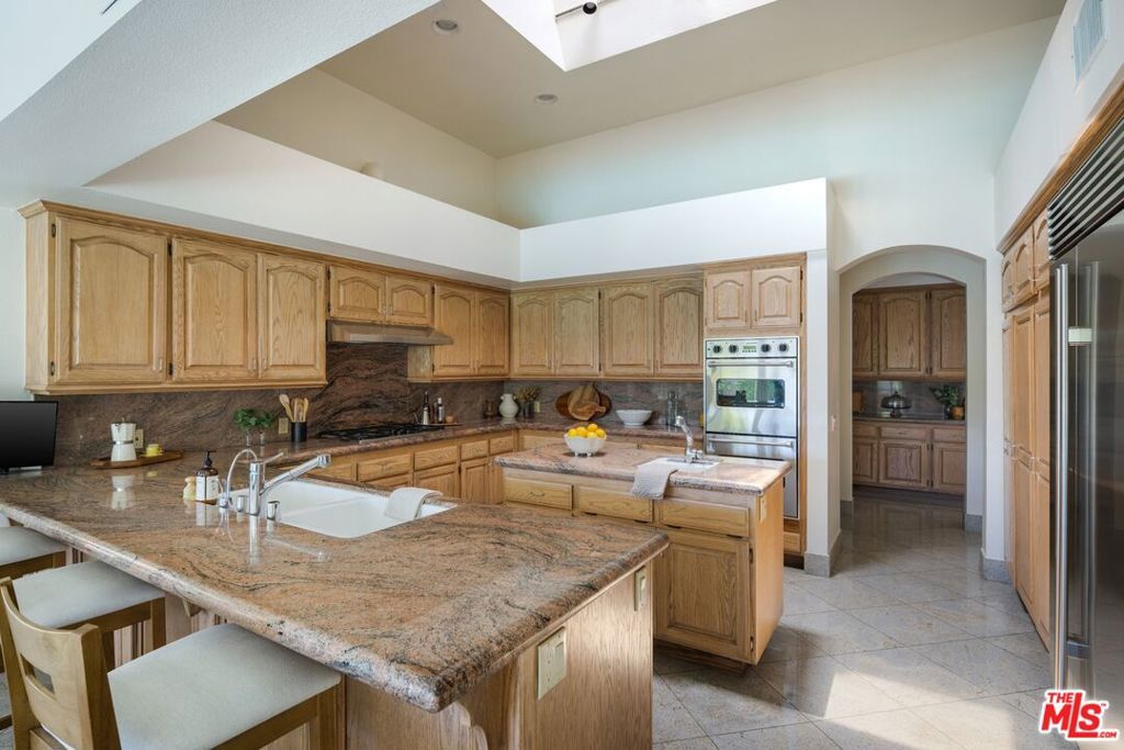 Image 10 of property listing at 9550 White Oak Avenue, Los Angeles, CA 91325