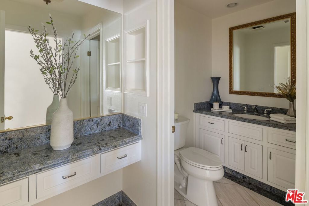 Image 17 of property listing at 9550 White Oak Avenue, Los Angeles, CA 91325