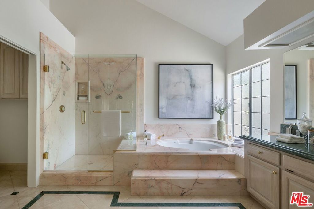 Image 22 of property listing at 9550 White Oak Avenue, Los Angeles, CA 91325