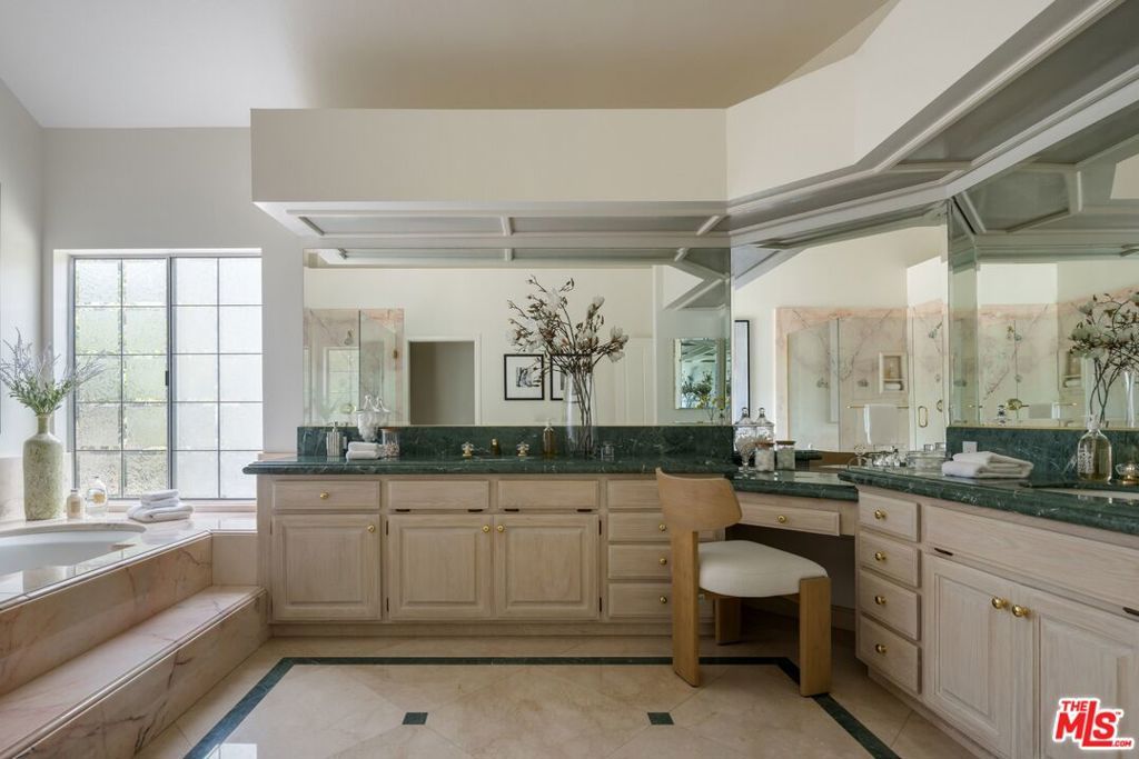 Image 23 of property listing at 9550 White Oak Avenue, Los Angeles, CA 91325