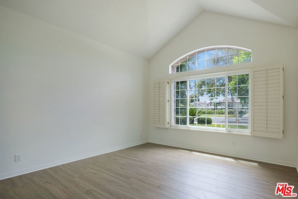 Image 24 of property listing at 9550 White Oak Avenue, Los Angeles, CA 91325
