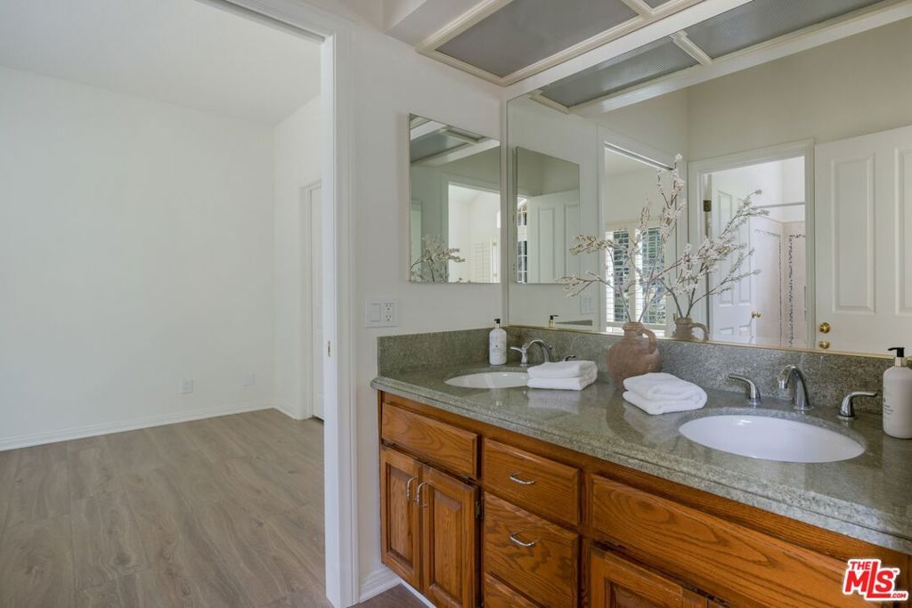 Image 25 of property listing at 9550 White Oak Avenue, Los Angeles, CA 91325