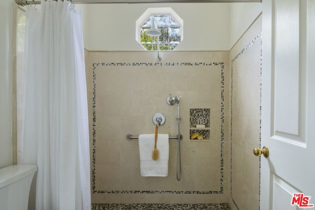 Image 26 of property listing at 9550 White Oak Avenue, Los Angeles, CA 91325