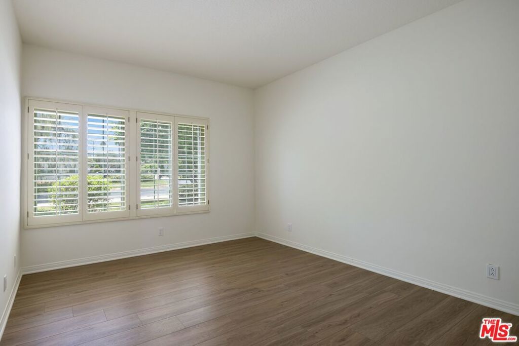 Image 27 of property listing at 9550 White Oak Avenue, Los Angeles, CA 91325