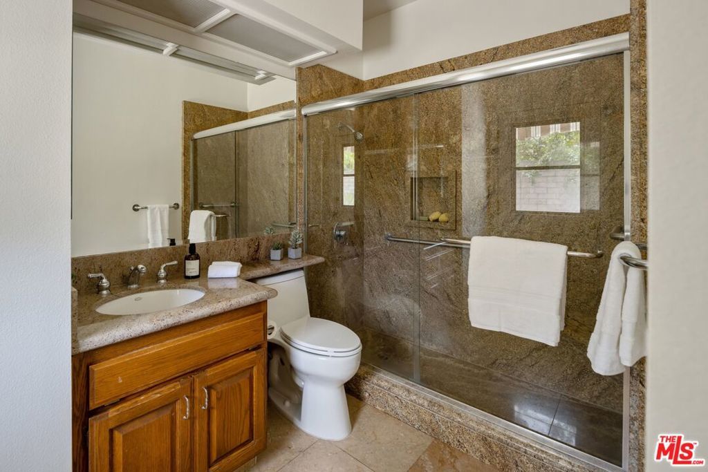 Image 29 of property listing at 9550 White Oak Avenue, Los Angeles, CA 91325