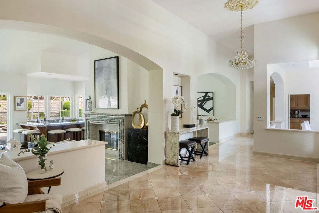 Image 3 of property listing at 9550 White Oak Avenue, Los Angeles, CA 91325
