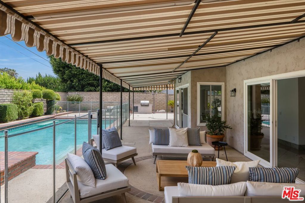 Image 30 of property listing at 9550 White Oak Avenue, Los Angeles, CA 91325