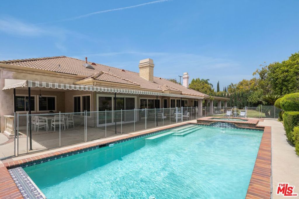 Image 31 of property listing at 9550 White Oak Avenue, Los Angeles, CA 91325