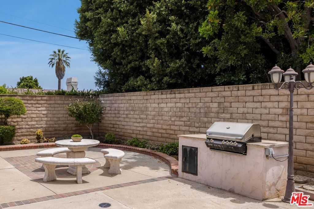 Image 33 of property listing at 9550 White Oak Avenue, Los Angeles, CA 91325