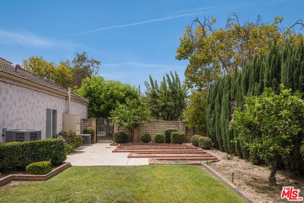Image 36 of property listing at 9550 White Oak Avenue, Los Angeles, CA 91325