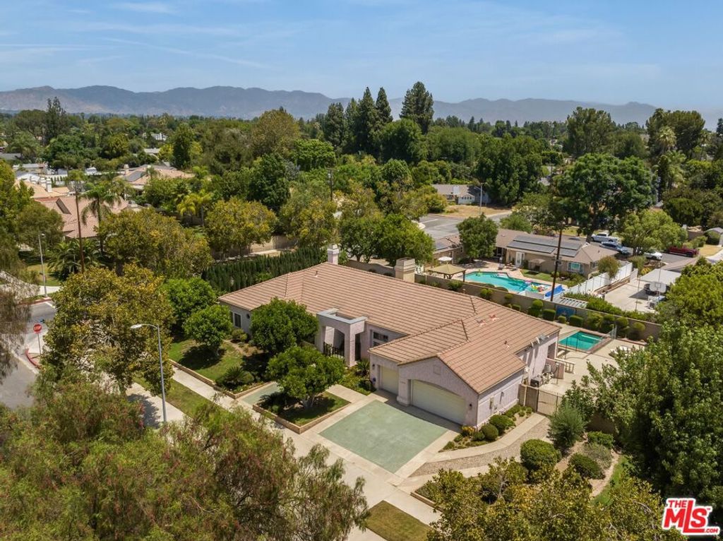 Image 39 of property listing at 9550 White Oak Avenue, Los Angeles, CA 91325
