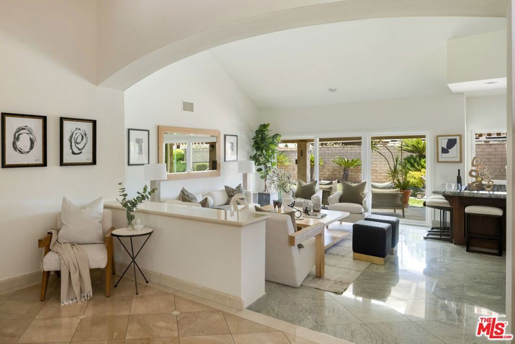 Image 4 of property listing at 9550 White Oak Avenue, Los Angeles, CA 91325