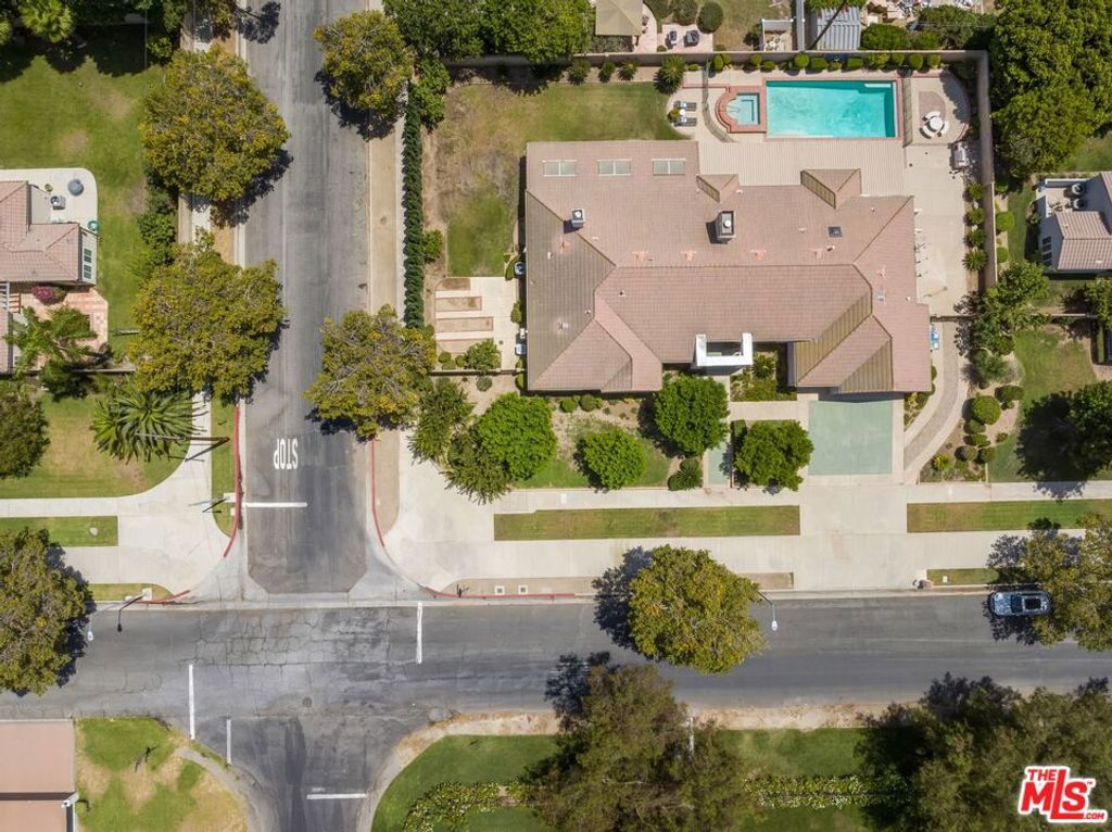 Image 40 of property listing at 9550 White Oak Avenue, Los Angeles, CA 91325