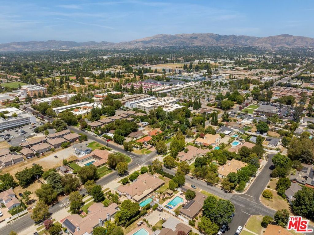 Image 41 of property listing at 9550 White Oak Avenue, Los Angeles, CA 91325