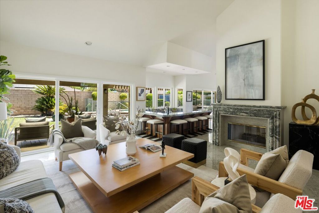 Image 5 of property listing at 9550 White Oak Avenue, Los Angeles, CA 91325