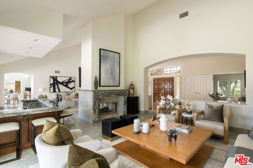 Image 6 of property listing at 9550 White Oak Avenue, Los Angeles, CA 91325